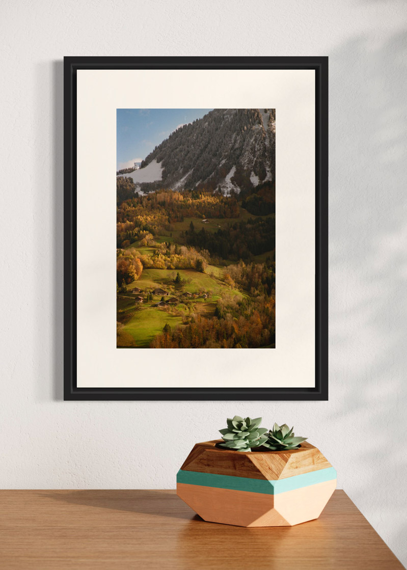Sulens#01. Fine art print. Small 30x40 format hung on a wall above a sideboard with a small vase. Photograph.
Tirage d’art. Petit format 30 par 40 centimètres accroché au mur au-dessus d’un buffet. Photographie