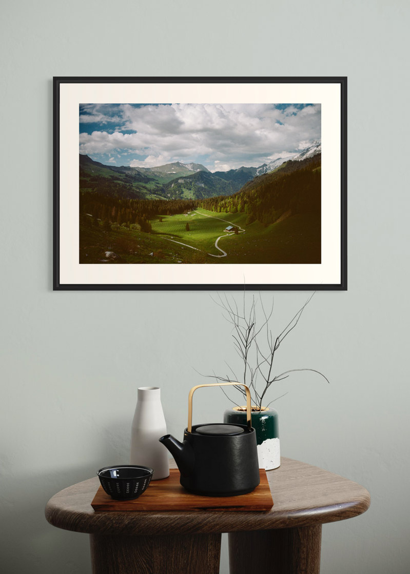 La Clusaz#01. Fine art print. Large format 50x70cm hung on a wall above a coffee table. Teapot and candles. Photograph
Tirage d’art. Grand format 50 par 70 centimètres accroché au mur au-dessus d’une table basse. Théière et bougies. Photographie
