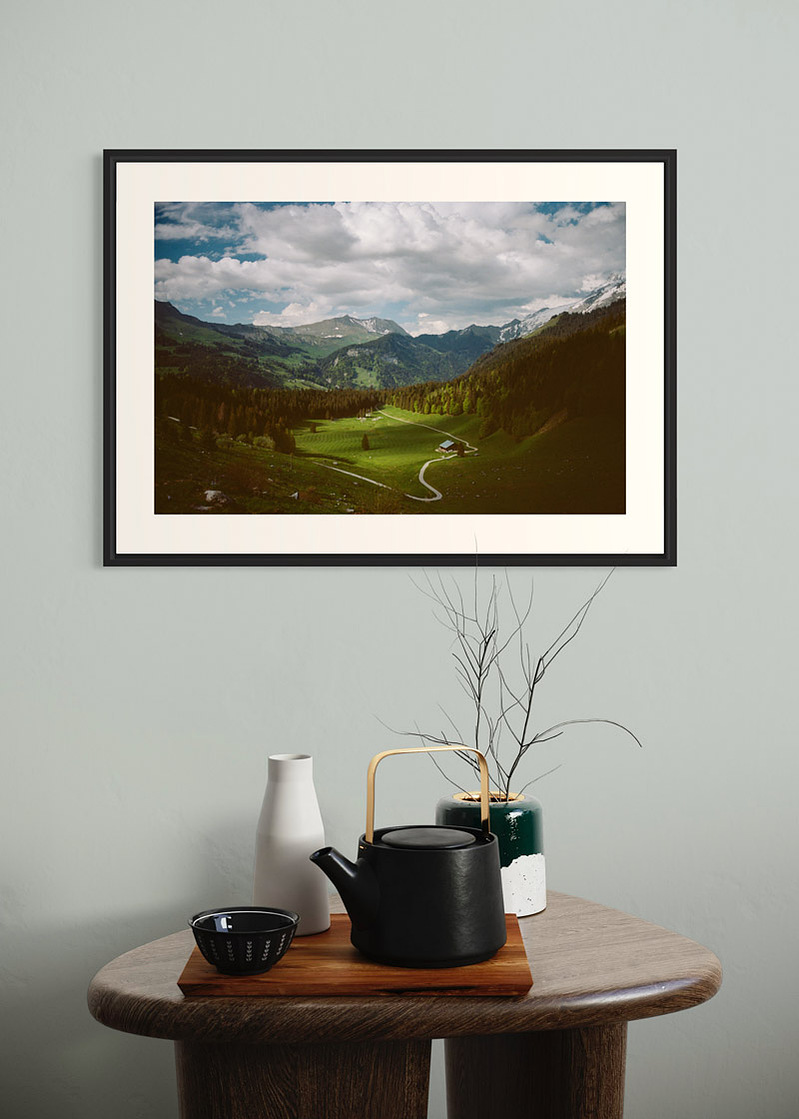 La Clusaz#01. Fine art print. Large format 50x70cm hung on a wall above a coffee table. Teapot and candles. Photograph
Tirage d’art. Grand format 50 par 70 centimètres accroché au mur au-dessus d’une table basse. Théière et bougies. Photographie