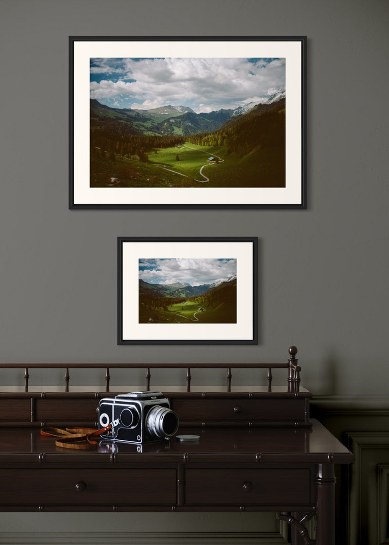 La Clusaz#01. Fine art print. Side by side comparison. Large 50x70cm and small 30x40cm formats. Photograph. Wooden console with a medium format camera.
Tirage d’art. Comparaison grand format 50 par 70 centimètres et petit format 30x40cm. Photographie