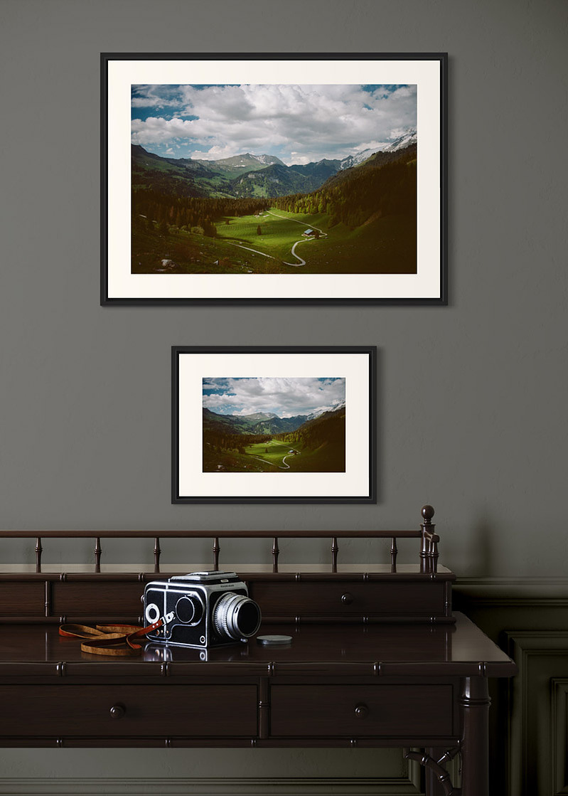 La Clusaz#01. Fine art print. Side by side comparison. Large 50x70cm and small 30x40cm formats. Photograph. Wooden console with a medium format camera.
Tirage d’art. Comparaison grand format 50 par 70 centimètres et petit format 30x40cm. Photographie