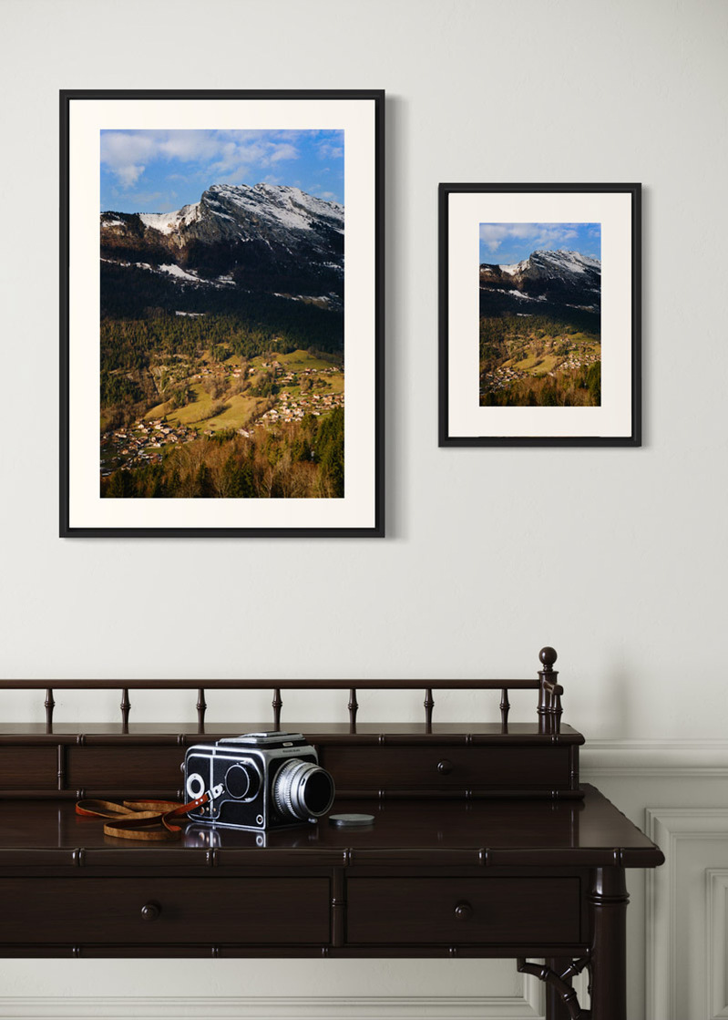 Thones#01. Fine art print. Side by side comparison. Large 50x70cm and small 30x40cm formats. Photograph. Wooden console with a medium format camera.
Tirage d’art. Comparaison grand format 50 par 70 centimètres et petit format 30x40cm. Photographie