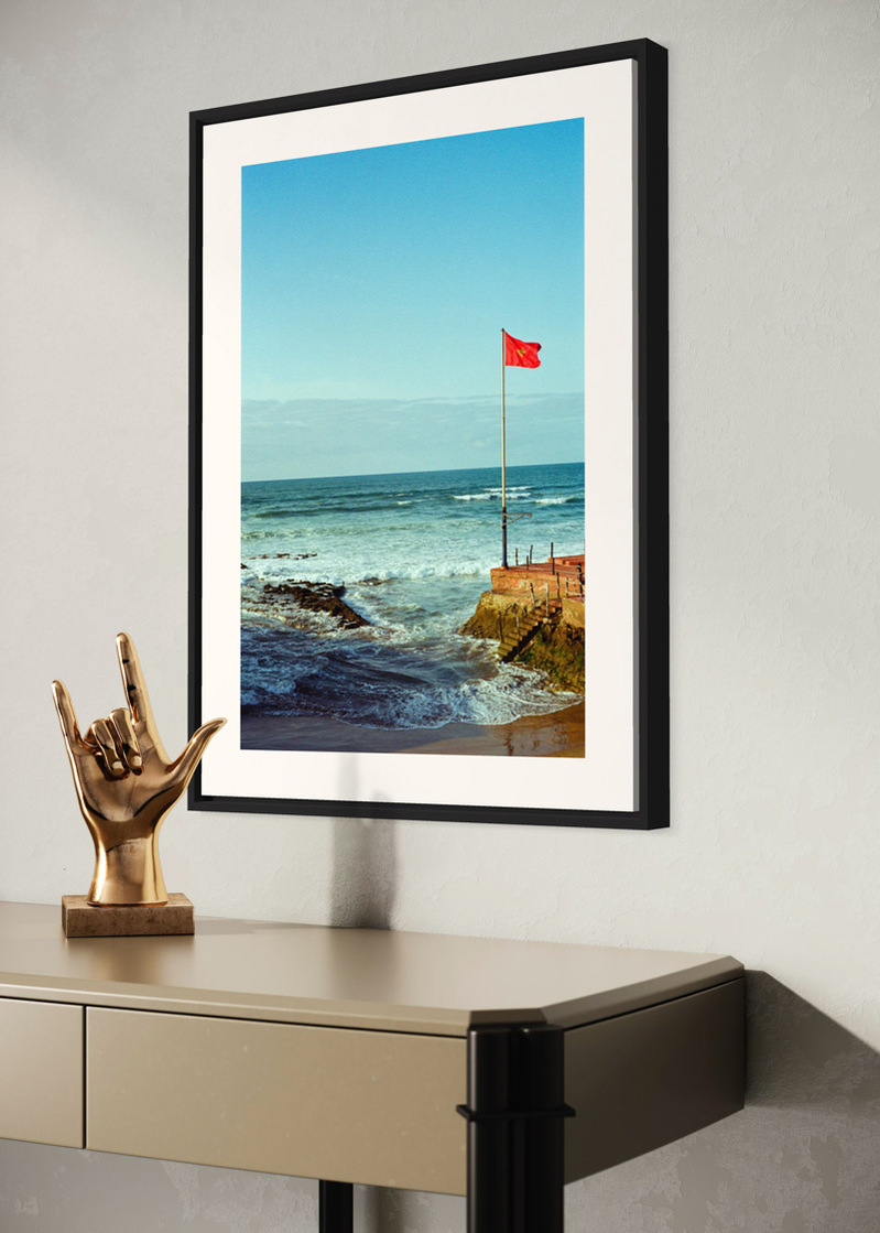 Casablanca#01. Fine art print. Large 50x70cm format on a wall above a console. Golden sculpture of a hand. Photograph.
Tirage d’art. Grand format 50 par 70 centimètres, accroché au mur au-dessus d’une console. Sculpture dorée d’une main. Photographie.