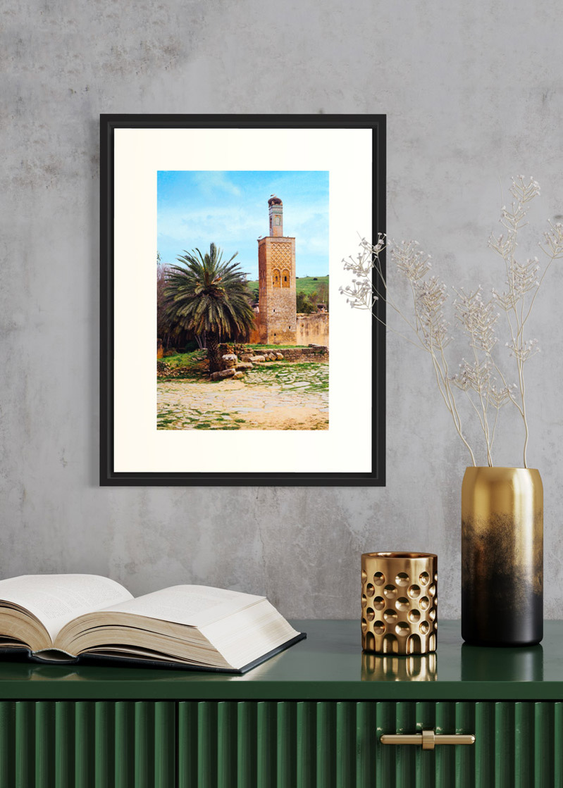 Le Chellah#02. Fine art print. Small 30x40 format hung on a wall above a green sideboard with a book and two candles. Photograph.
Tirage d’art. Petit format 30 par 40 centimètres accroché au mur au-dessus d’un buffet vert. Photographie.