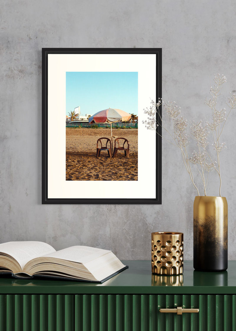 Casablanca#02. Fine art print. Small 30x40 format hung on a wall above a green sideboard with a book and two candles. Photograph.
Tirage d’art. Petit format 30 par 40 centimètres accroché au mur au-dessus d’un buffet vert. Photographie