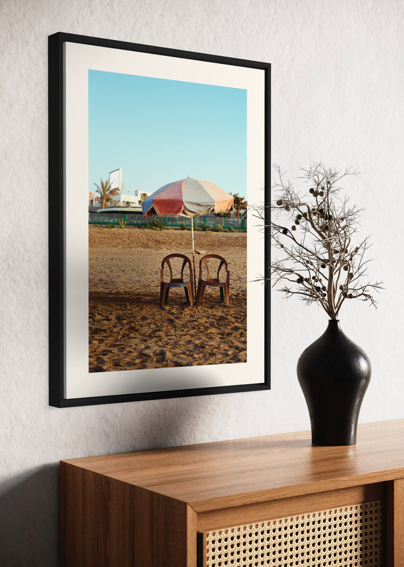 Casablanca#02. Fine art print. Large 50x70cm format hung on a wall above a sideboard. Vase with dried flowers. Photograph.
Tirage d’art. Grand format 50 par 70 centimètres, accroché au mur au-dessus d’un buffet. Vase et fleurs séchées. Photographie.