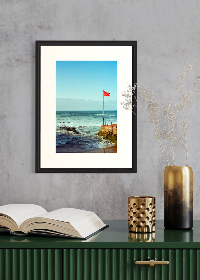 Casablanca#01. Fine art print. Small 30x40 format on a wall above a green sideboard with a book and two candles. Photograph.
Tirage d’art. Petit format 30 par 40 centimètres accroché au mur au-dessus d’un buffet vert. Photographie.
