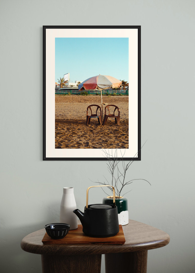 Casablanca#02. Fine art print. Large format 50x70cm hung on the wall above a coffee table. Teapot and candles. Photograph
Tirage d’art. Grand format 50 par 70 centimètres accroché au mur au-dessus d’une table basse. Théière et bougies. Photographie