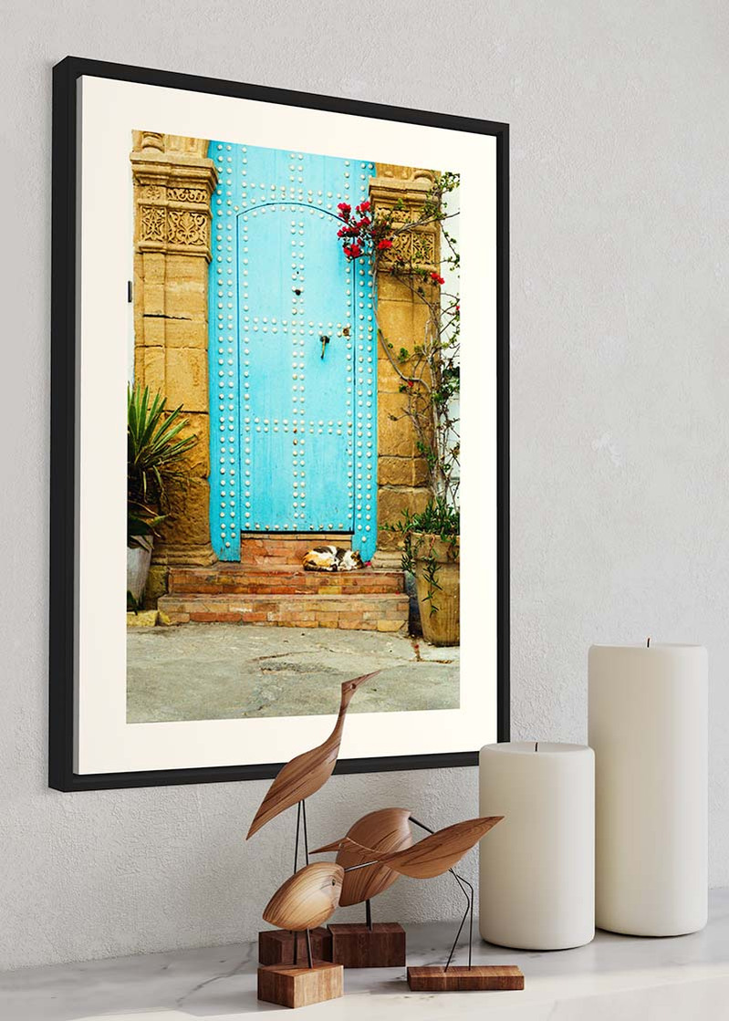 Oudayas#01. Fine art print. Large 50x70cm format hung on a wall in a modern interior with a sculpture of birds. Photograph.
Tirage d’art. Grand format 50 par 70 centimètres, accroché au mur dans un intérieur moderne avec une sculpture d’oiseaux.