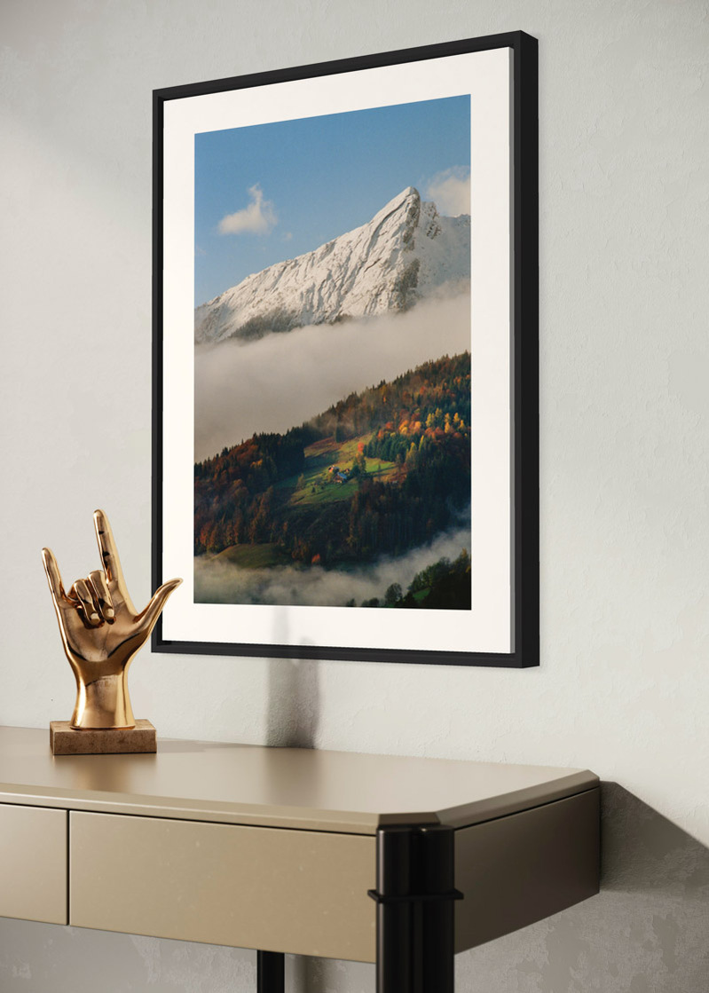 Les Clefs#02. Fine art print. Large 50x70cm format hung on a wall above a console. Golden sculpture of a hand. Photograph.
Tirage d’art. Grand format 50 par 70 centimètres, accroché au-dessus d’une console. Sculpture dorée de main. Photographie