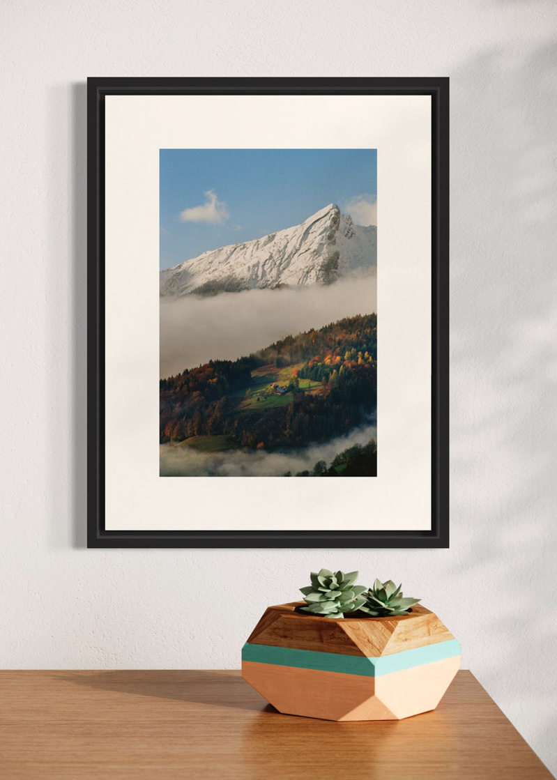 Les Clefs#02. Fine art print. Small 30x40 format hung on a wall above a sideboard with a small vase. Photograph.
Tirage d’art. Petit format 30 par 40 centimètres accroché au mur au-dessus d’un buffet. Photographie.