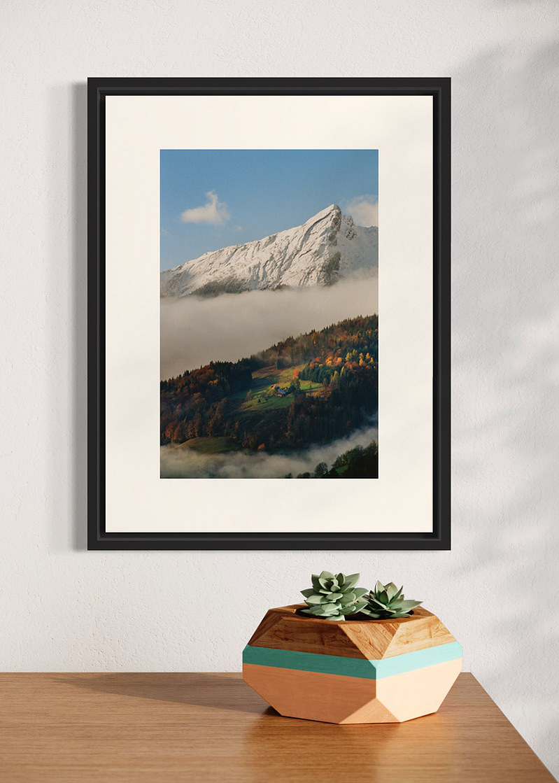 Les Clefs#02. Fine art print. Small 30x40 format hung on a wall above a sideboard with a small vase. Photograph.
Tirage d’art. Petit format 30 par 40 centimètres accroché au mur au-dessus d’un buffet. Photographie.