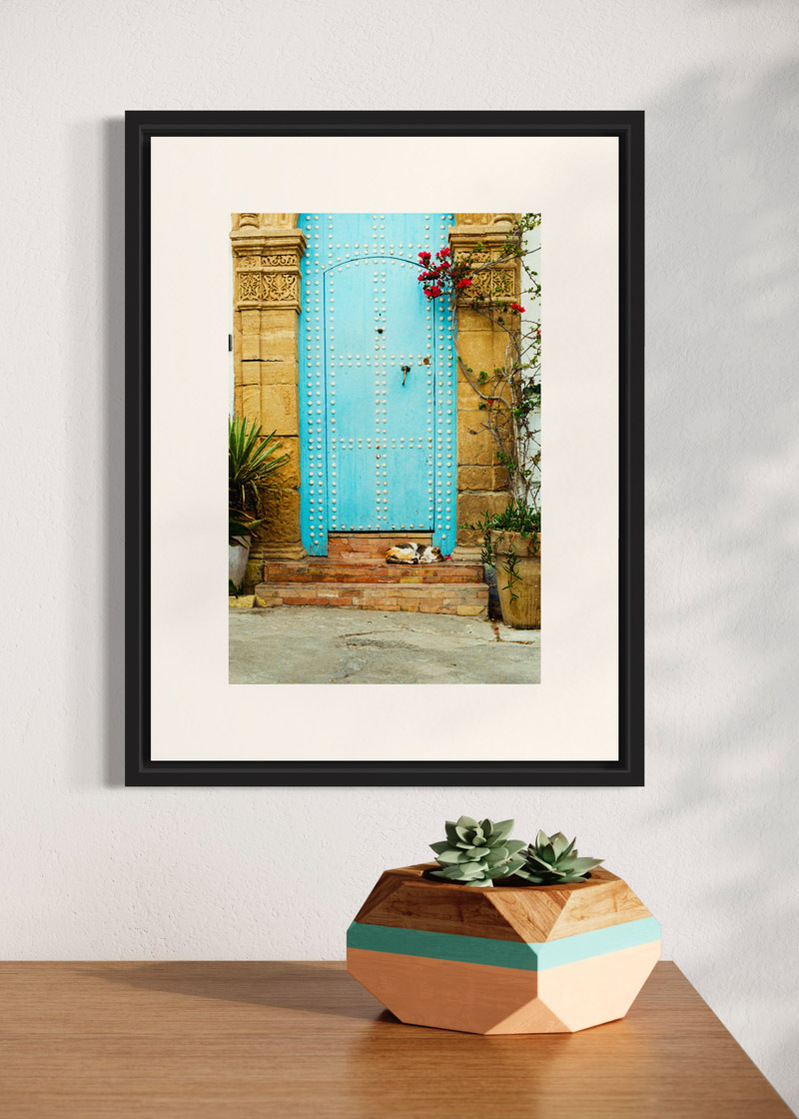 Oudayas#01. Fine art print. Small 30x40 format hung on a wall above a sideboard with a small vase. Photograph.
Tirage d’art. Petit format 30 par 40 centimètres accroché au mur au-dessus d’un buffet. Photographie.