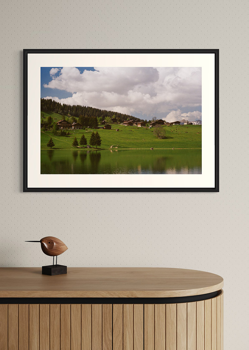 La Clusaz#02. Fine art print. Large format 50x70cm hung on a wall above a wooden sideboard. Photograph.
Tirage d’art. Grand format 50 par 70 centimètres accroché au mur au-dessus d’un buffet en bois. Photographie