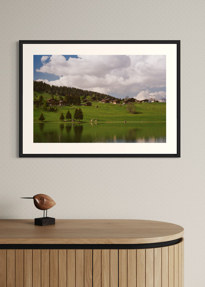 La Clusaz#02. Fine art print. Large format 50x70cm hung on a wall above a wooden sideboard. Photograph.
Tirage d’art. Grand format 50 par 70 centimètres accroché au mur au-dessus d’un buffet en bois. Photographie