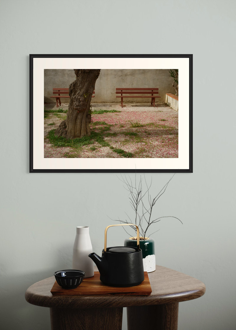 Estagel#02. Fine art print. Large format 50x70cm hung on a wall above a coffee table. Teapot and candles. Photograph
Tirage d’art. Grand format 50 par 70 centimètres accroché au mur au-dessus d’une table basse. Théière et bougies. Photographie