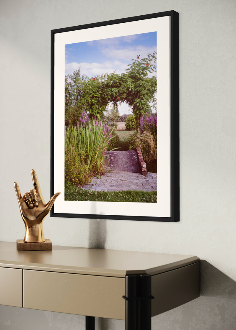 Sologne#01. Fine art print. Large 50x70cm format hung on a wall above a console. Golden sculpture of a hand. Photograph.
Tirage d’art. Grand format 50 par 70 centimètres, accroché au-dessus d’une console. Sculpture dorée d’une main. Photographie