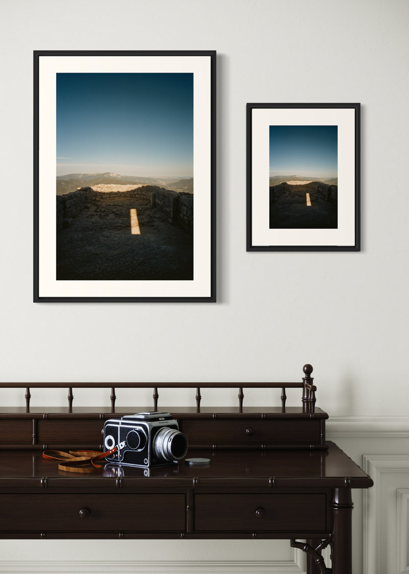 Peyrepertuse#01. Fine art print. Side by side comparison. Large 50x70cm and small 30x40cm formats. Photograph. Wooden console with a medium format camera.
Tirage d’art. Comparaison grand format 50 par 70 centimètres et petit format 30x40cm. Photographie