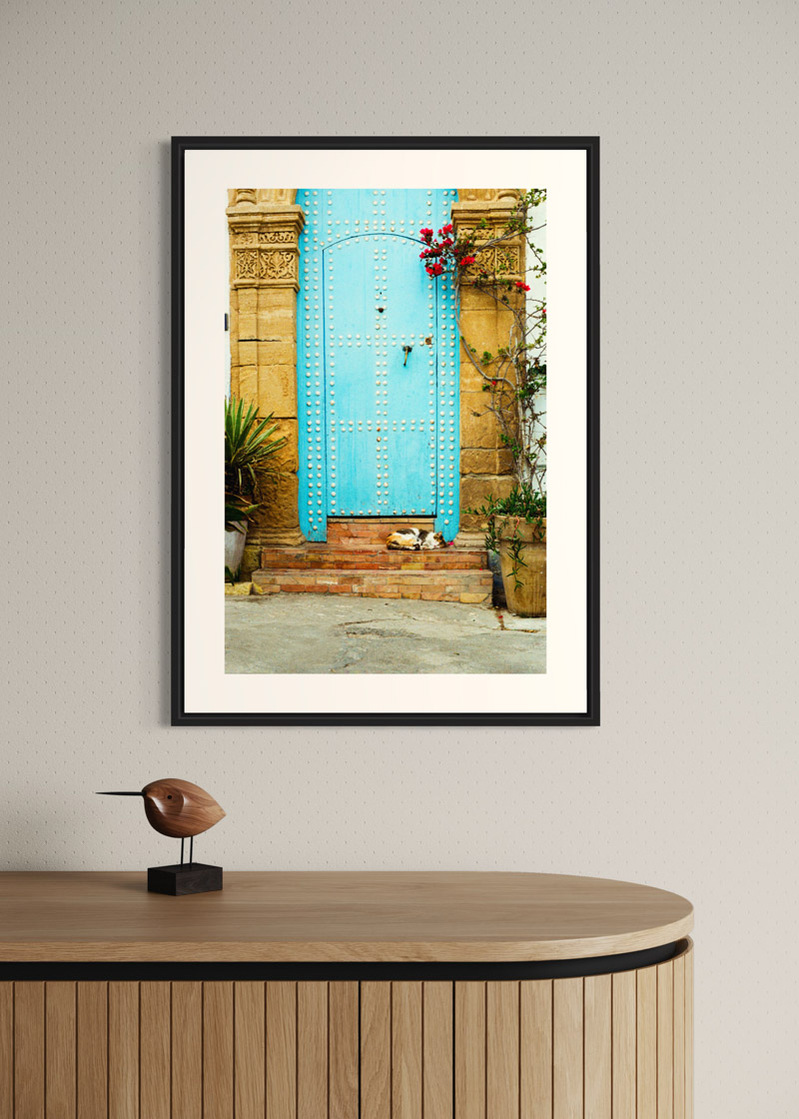 Oudayas#01. Fine art print. Large format 50x70cm hung on the wall above a sideboard. Photograph.
Tirage d’art. Grand format 50 par 70 centimètres accroché au mur au-dessus d’un buffet. Photographie