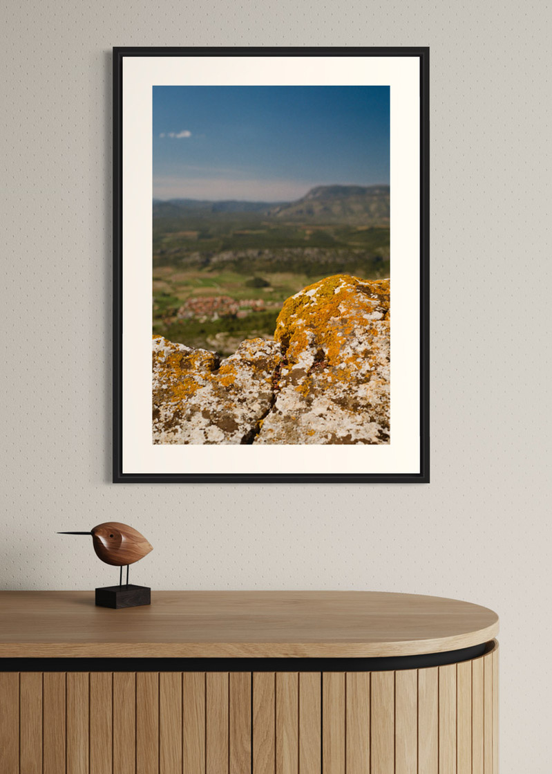 Tautavel#01. Fine art print. Large format 50x70cm hung on a wall above a wooden sideboard. Photograph
Tirage d’art. Grand format 50 par 70 centimètres accroché au mur au-dessus d’un buffet en bois. Photographie