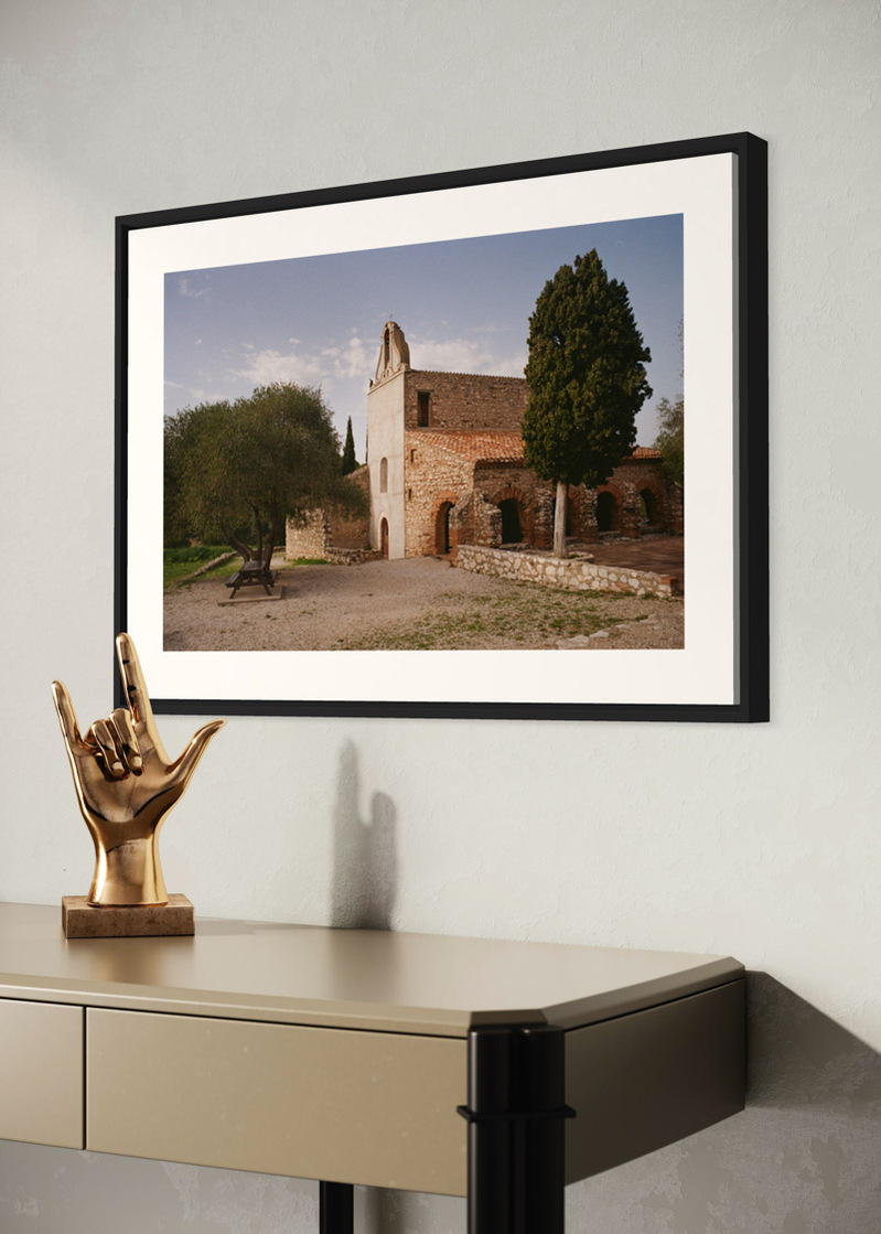 Estagel#01. Fine art print. Large 50x70cm format hung on a wall above a console. Golden sculpture of a hand. Photograph.
Tirage d’art. Grand format 50 par 70 centimètres, accroché au-dessus d’une console. Sculpture dorée d’une main. Photographie