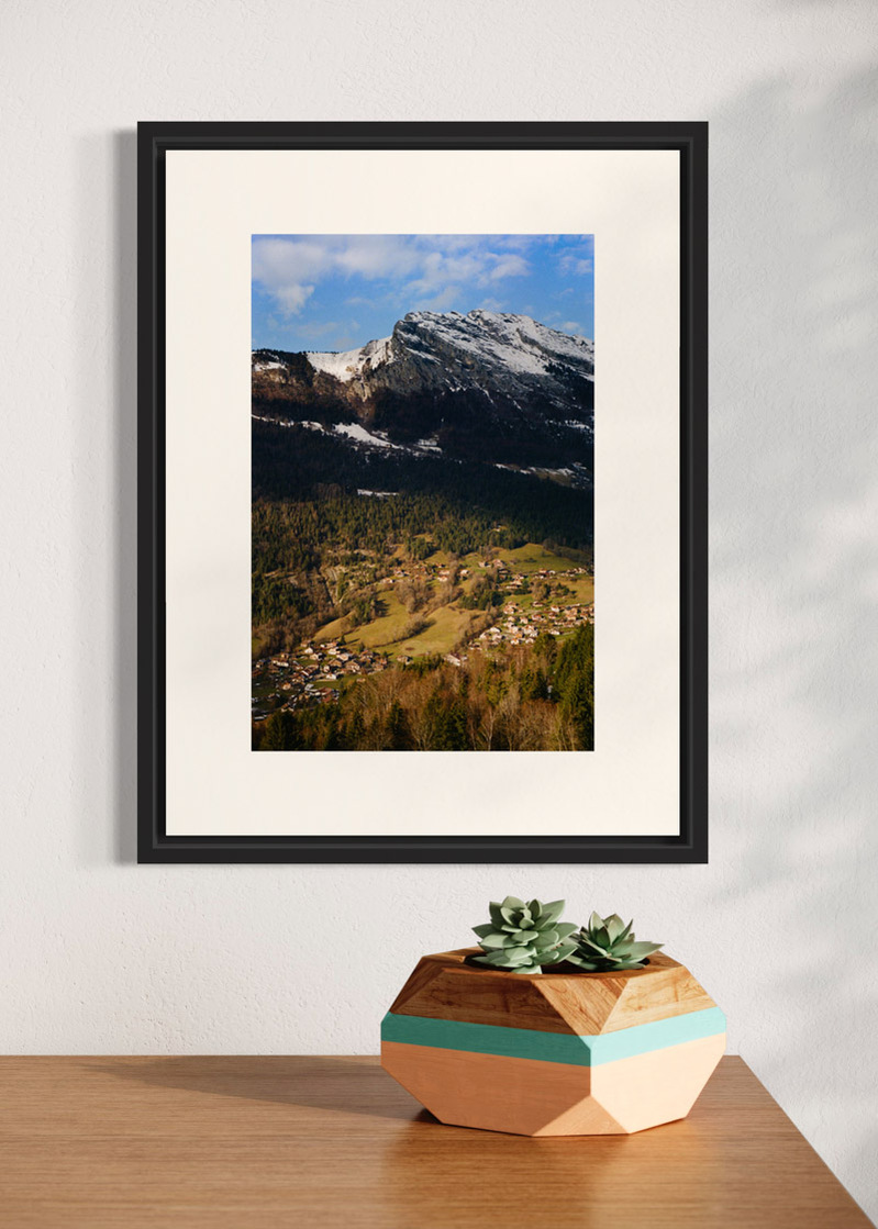 Thones#01. Fine art print. Small 30x40 format hung on a wall above a sideboard with a small vase. Photograph.
Tirage d’art. Petit format 30 par 40 centimètres accroché au mur au-dessus d’un buffet. Photographie