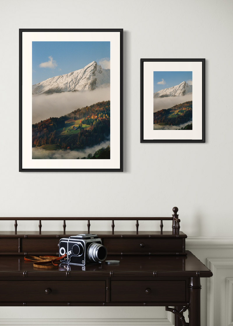 Les Clefs#02. Fine art print. Side by side comparison. Large 50x70cm and small 30x40cm formats. Photograph. Wooden console with a medium format camera.
Tirage d’art. Comparaison grand format 50 par 70 centimètres et petit format 30x40cm. Photographie
