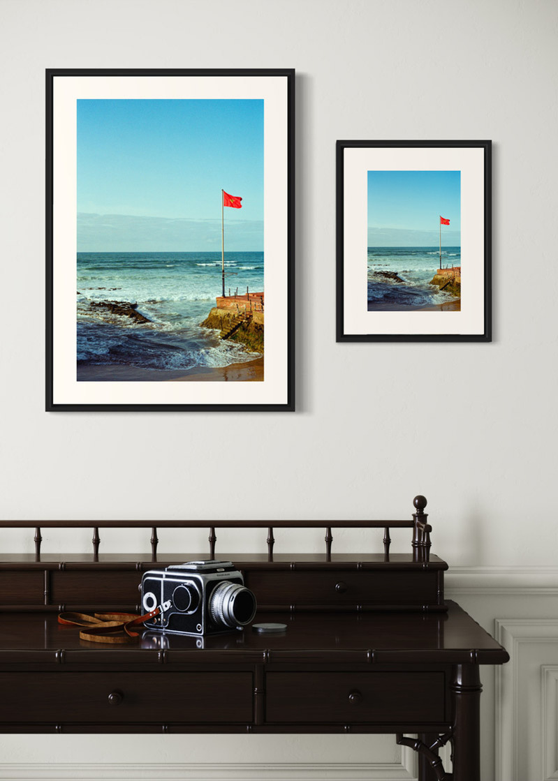Casablanca#01. Fine art print. Side by side comparison. Large 50x70cm and small 30x40cm formats. Photograph. Wooden console with a medium format camera.
Tirage d’art. Comparaison grand format 50 par 70 centimètres et petit format 30x40cm. Photographie.