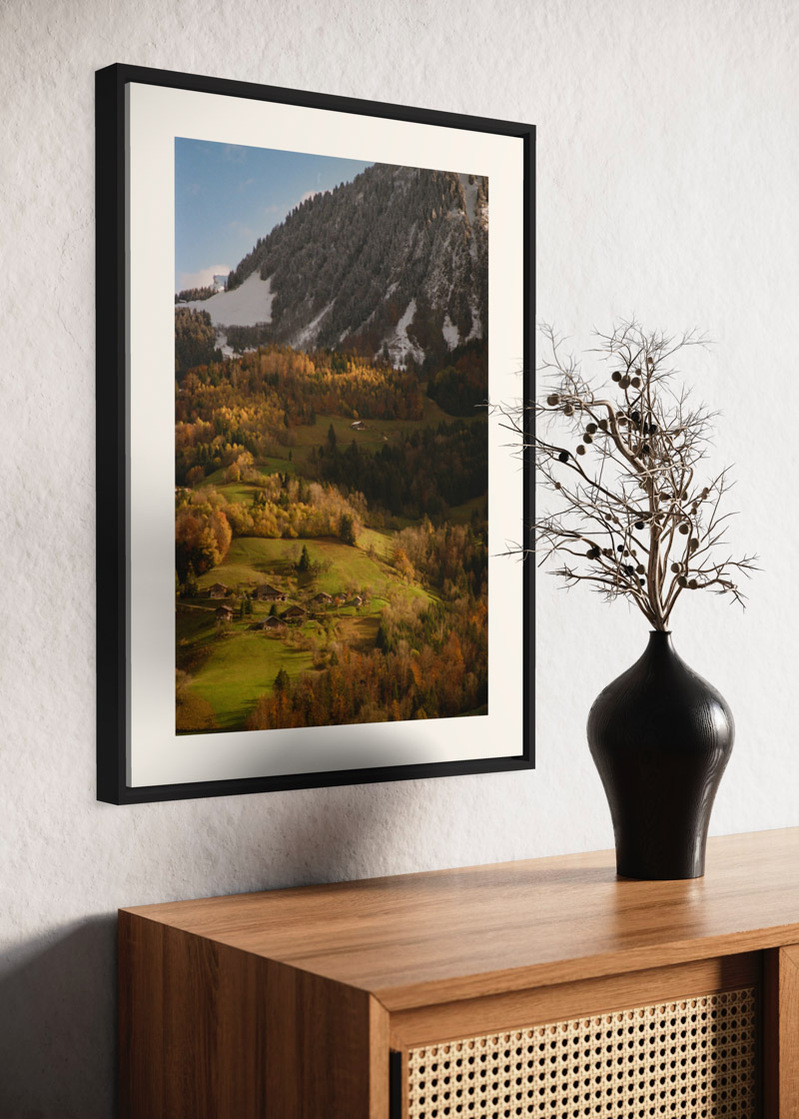Sulens#01. Fine art print. Large 50x70cm format hung on a wall above a sideboard. Vase with dried flowers. Photograph.
Tirage d’art. Grand format 50 par 70 centimètres, accroché au mur au-dessus d’un buffet. Vase et fleurs séchées. Photographie