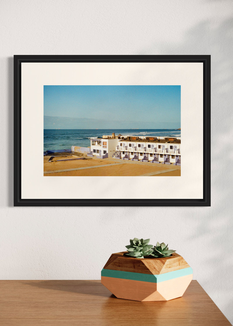 Casablanca#03. Fine art print. Small 30x40 format hung on a wall above a sideboard with a small vase. Photograph.
Tirage d’art. Petit format 30 par 40 centimètres accroché au mur au-dessus d’un buffet. Photographie.