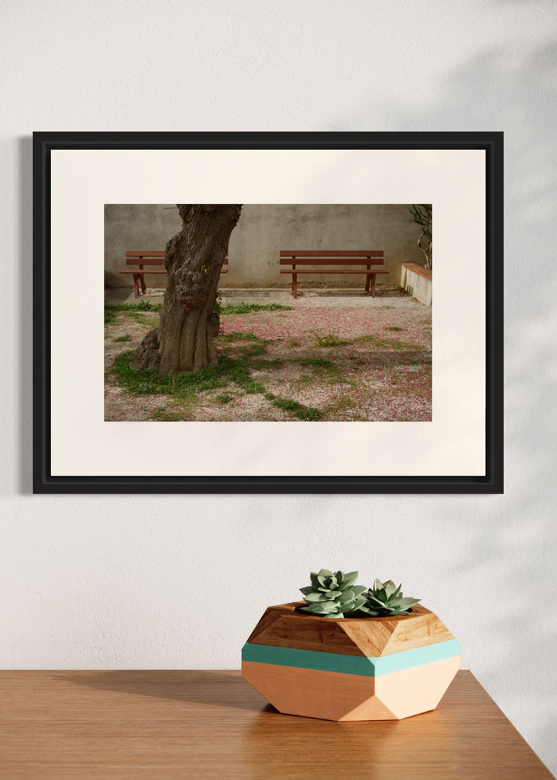 Estagel#02. Fine art print. Small 30x40 format hung on a wall above a sideboard with a small vase. Photograph.
Tirage d’art. Petit format 30 par 40 centimètres accroché au mur au-dessus d’un buffet. Photographie