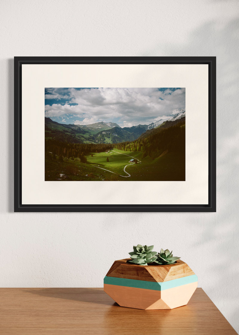 La Clusaz#01. Fine art print. Small 30x40 format hung on a wall above a sideboard with a small vase. Photograph.
Tirage d’art. Petit format 30 par 40 centimètres accroché au mur au-dessus d’un buffet. Photographie