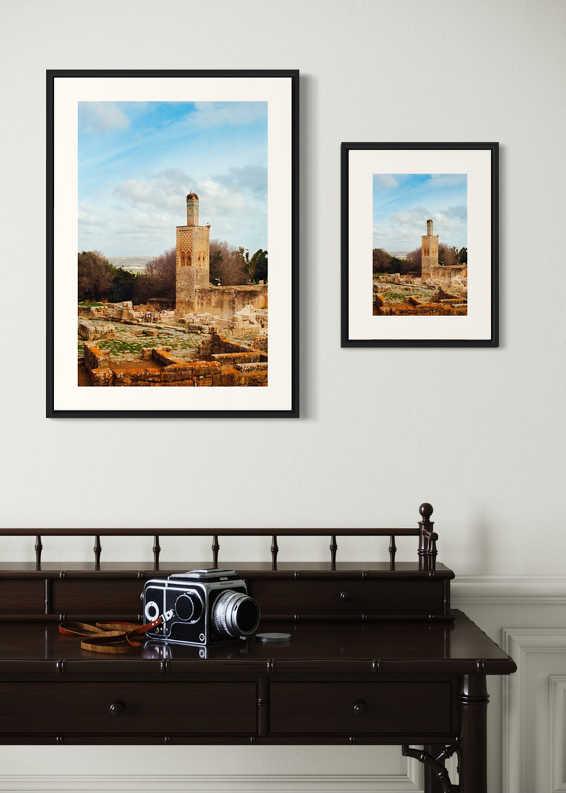 Le Chellah#01. Fine art print. Side by side comparison. Large 50x70cm and small 30x40cm formats. Photograph. Wooden console with a medium format camera.
Tirage d’art. Comparaison grand format 50 par 70 centimètres et petit format 30x40cm. Photographie.