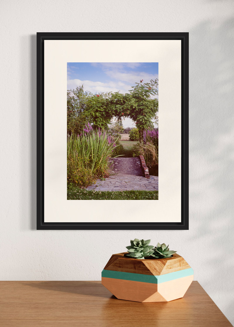 Sologne#01. Fine art print. Small 30x40 format hung on a wall above a sideboard with a small vase. Photograph.
Tirage d’art. Petit format 30 par 40 centimètres accroché au mur au-dessus d’un buffet. Photographie