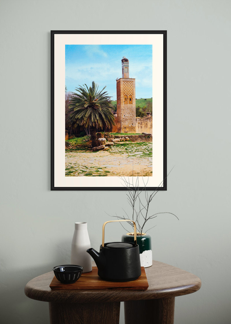 Le Chellah#02. Fine art print. Large format 50x70cm hung on a wall above a coffee table. Teapot and candles. Photograph
Tirage d’art. Grand format 50 par 70 centimètres accroché au mur au-dessus d’une table basse. Théière et bougies. Photographie.