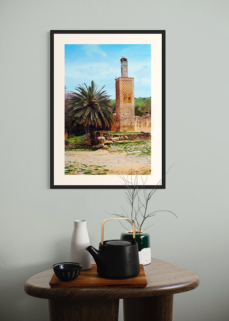 Le Chellah#02. Fine art print. Large format 50x70cm hung on a wall above a coffee table. Teapot and candles. Photograph
Tirage d’art. Grand format 50 par 70 centimètres accroché au mur au-dessus d’une table basse. Théière et bougies. Photographie.