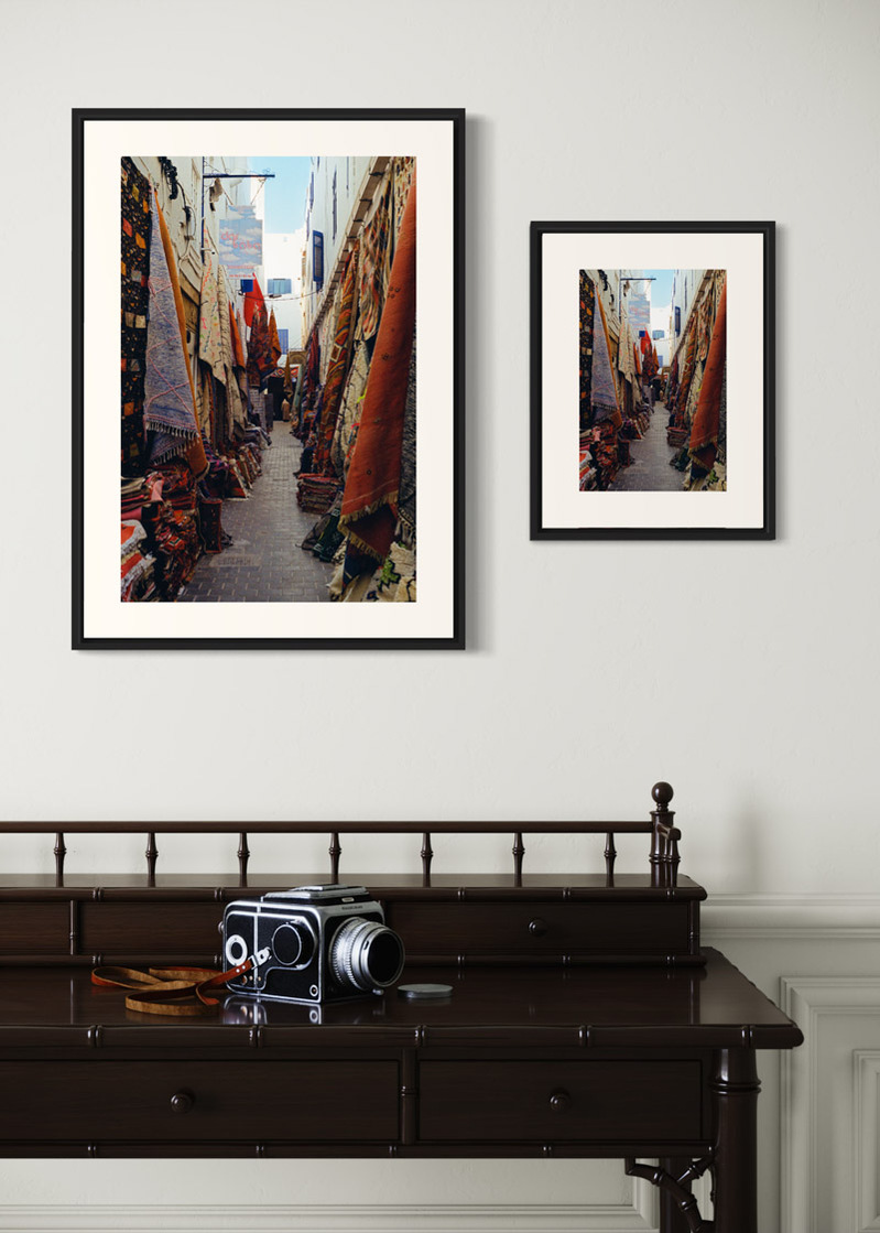 Essaouira#01. Fine art print. Side by side comparison. Large 50x70cm and small 30x40cm formats. Photograph. Wooden console with a medium format camera.
Tirage d’art. Comparaison grand format 50 par 70 centimètres et petit format 30x40cm. Photographie.