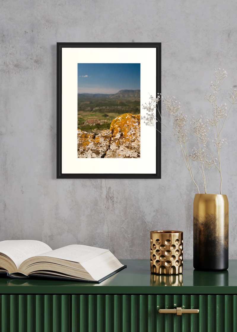 Tautavel#01. Fine art print. Small 30x40 format hung on a wall above a green sideboard with a book and two candles. Photograph.
Tirage d’art. Petit format 30 par 40 centimètres accroché au mur au-dessus d’un buffet vert. Photographie.