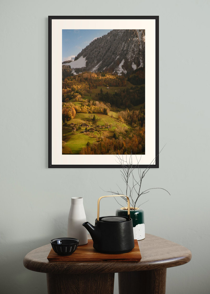 Sulens#01. Fine art print. Large format 50x70cm hung on a wall above a coffee table. Teapot and candles. Photograph.
Tirage d’art. Grand format 50 par 70 centimètres accroché au mur au-dessus d’une table basse. Théière et bougies. Photographie