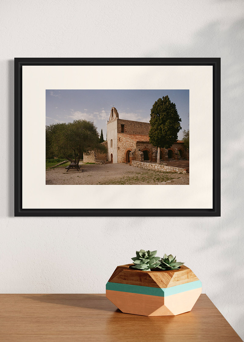 Estagel#01. Fine art print. Small 30x40 format hung on a wall above a sideboard with a small vase. Photograph.
Tirage d’art. Petit format 30 par 40 centimètres accroché au mur au-dessus d’un buffet. Photographie