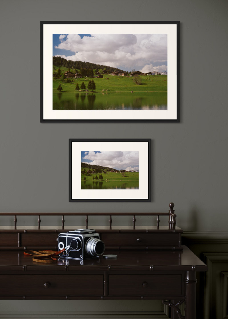 La Clusaz#02. Fine art print. Side by side comparison. Large 50x70cm and small 30x40cm formats. Photograph. Wooden console with a medium format camera.
Tirage d’art. Comparaison grand format 50 par 70 centimètres et petit format 30x40cm. Photographie