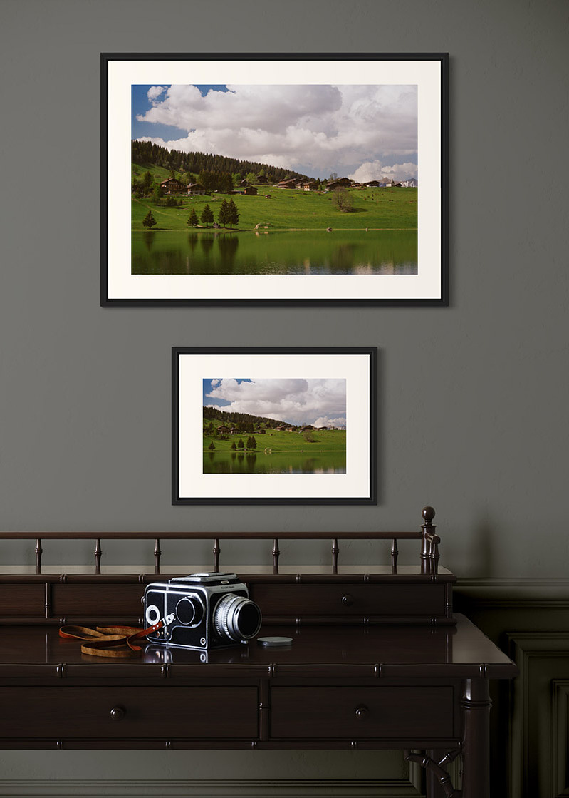 La Clusaz#02. Fine art print. Side by side comparison. Large 50x70cm and small 30x40cm formats. Photograph. Wooden console with a medium format camera.
Tirage d’art. Comparaison grand format 50 par 70 centimètres et petit format 30x40cm. Photographie