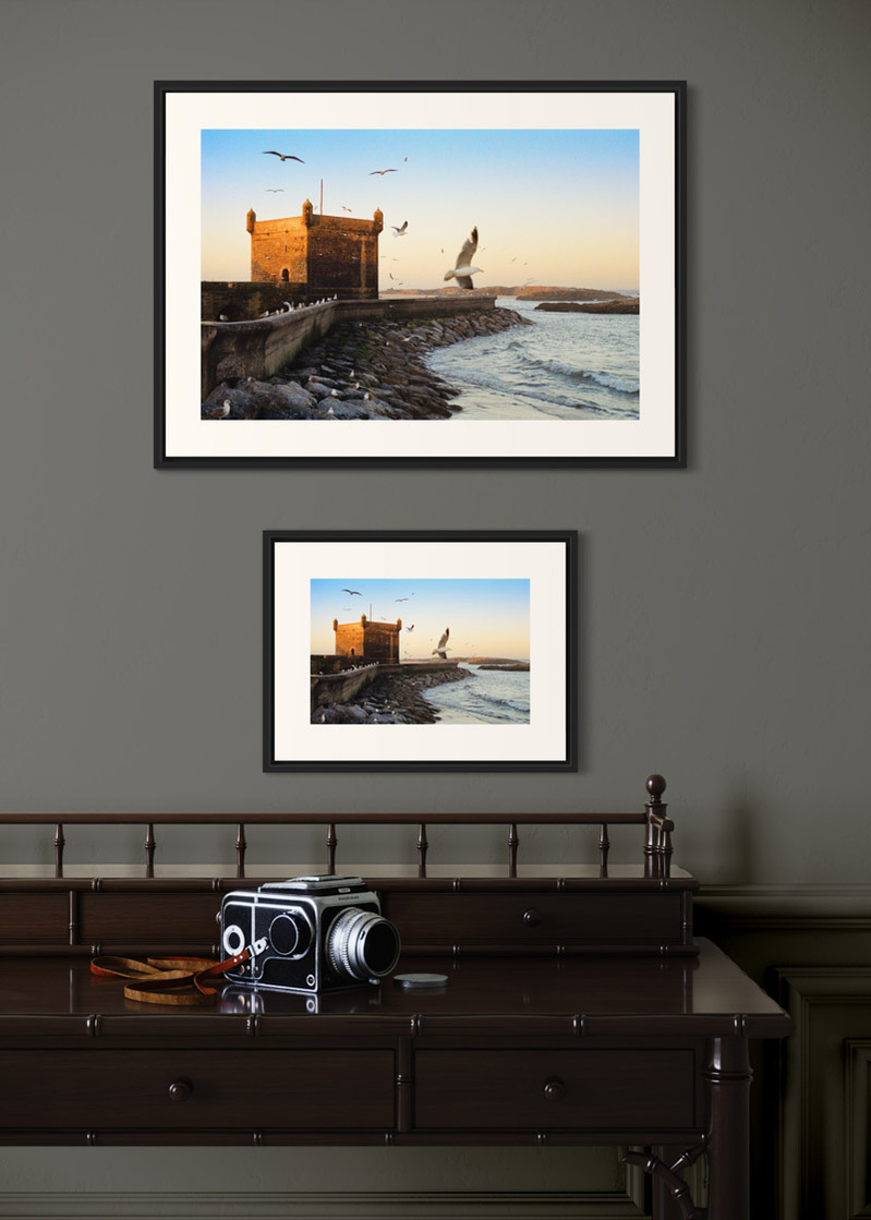 Essaouira#03. Fine art print. Side by side comparison. Large 50x70cm and small 30x40cm formats. Photograph. Wooden console with a medium format camera.
Tirage d’art. Comparaison grand format 50 par 70 centimètres et petit format 30x40cm. Photographie.