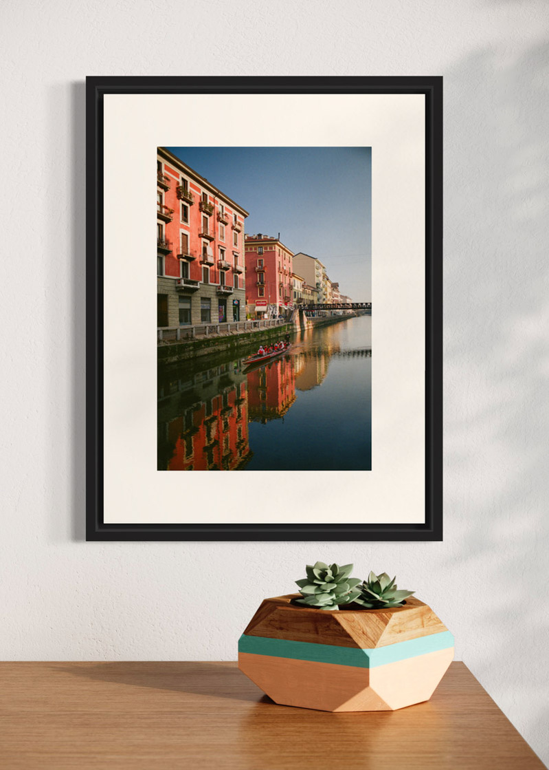 Milan#01. Fine art print. Small 30x40 format hung on a wall above a sideboard with a small vase. Photograph.
Tirage d’art. Petit format 30 par 40 centimètres accroché au mur au-dessus d’un buffet. Photographie.