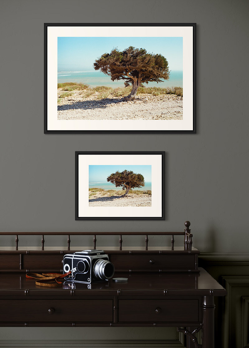 Essaouira#02. Fine art print. Side by side comparison. Large 50x70cm and small 30x40cm formats. Photograph. Wooden console with a medium format camera.
Tirage d’art. Comparaison grand format 50 par 70 centimètres et petit format 30x40cm. Photographie