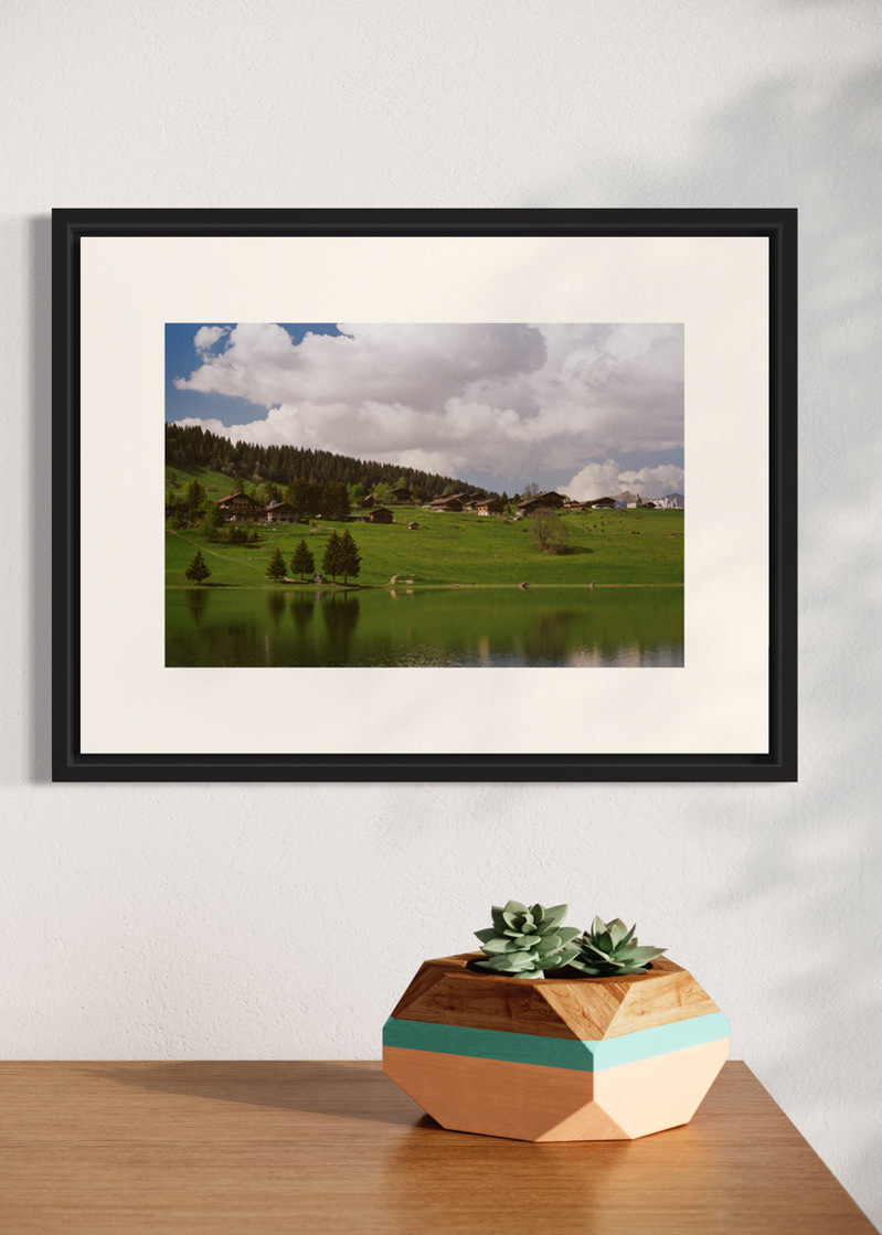 La Clusaz#02. Fine art print. Small 30x40 format hung on a wall above a sideboard with a small vase. Photograph.
Tirage d’art. Petit format 30 par 40 centimètres accroché au mur au-dessus d’un buffet. Photographie