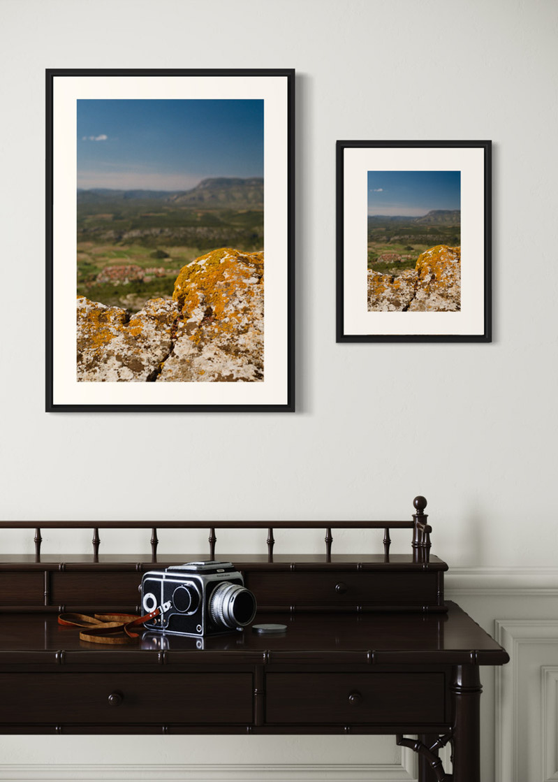 Tautavel#01. Fine art print. Side by side comparison. Large 50x70cm and small 30x40cm formats. Photograph. Wooden console with a medium format camera.
Tirage d’art. Comparaison grand format 50 par 70 centimètres et petit format 30x40cm. Photographie