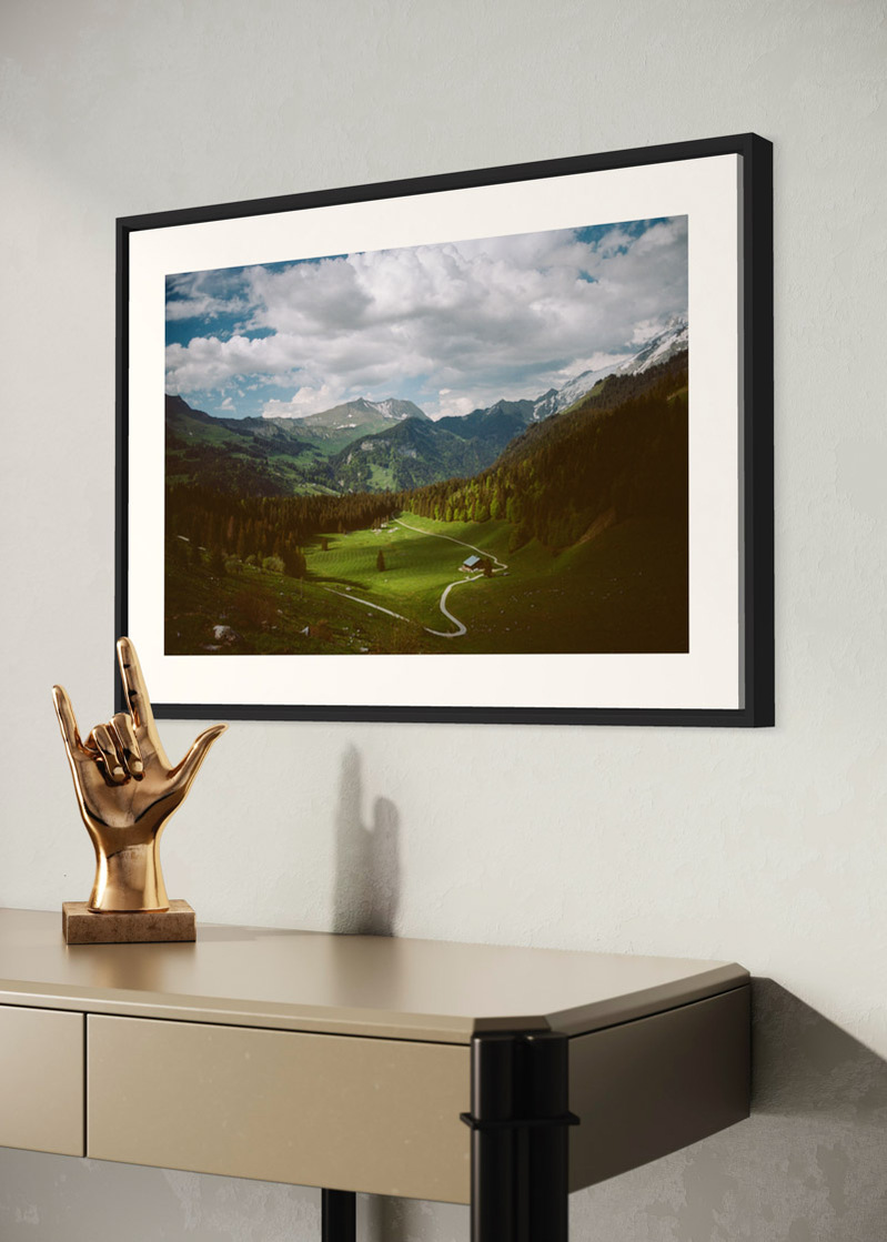 La Clusaz#01. Fine art print. Large 50x70cm format hung on a wall above a console. Golden sculpture of a hand. Photograph.
Tirage d’art. Grand format 50 par 70 centimètres, accroché au-dessus d’une console. Sculpture dorée d’une main. Photographie
