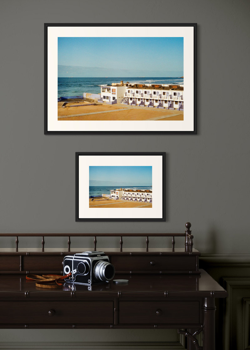 Casablanca#03. Fine art print. Side by side comparison. Large 50x70cm and small 30x40cm formats. Photograph. Wooden console with a medium format camera.
Tirage d’art. Comparaison grand format 50 par 70 centimètres et petit format 30x40cm. Photographie.