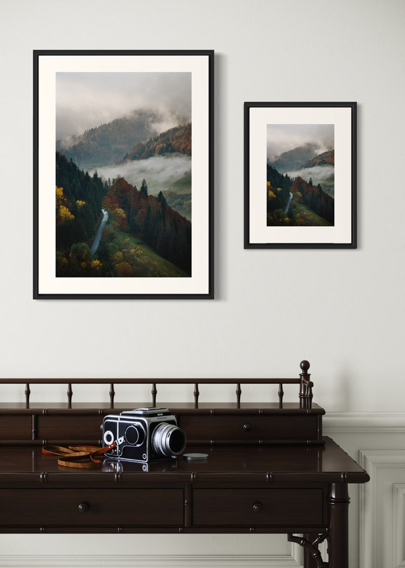 Les Clefs#01. Fine art print. Side by side comparison. Large 50x70cm and small 30x40cm formats. Photograph. Wooden console with a medium format camera.
Tirage d’art. Comparaison grand format 50 par 70 centimètres et petit format 30x40cm. Photographie.